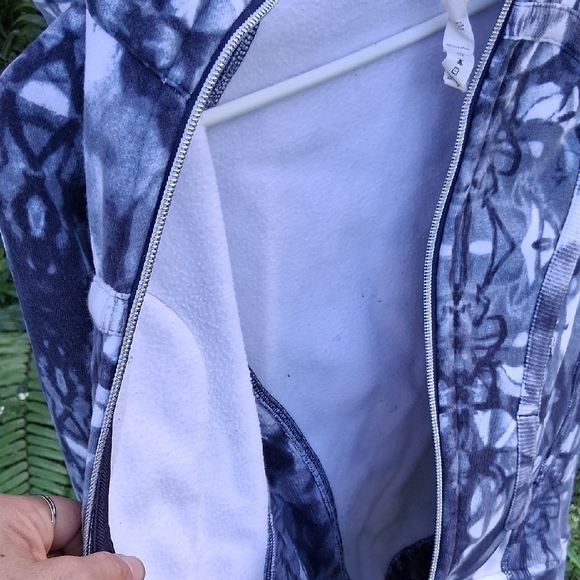 Lululemon Athletica Blue and White Zip-Up Hoodie - Picture 11 of 12